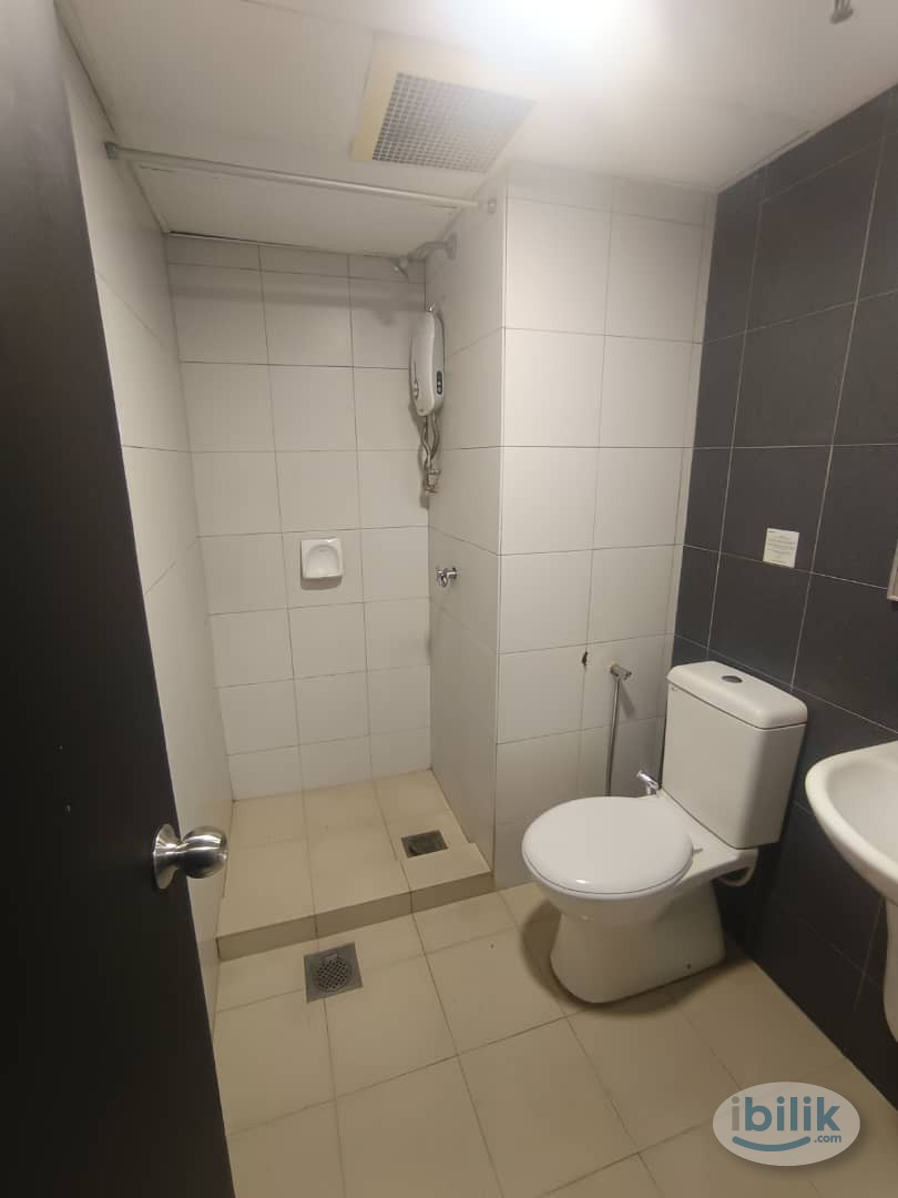 🔥💯MASTER BEDROOM🔥💯PRIVATE BATHROOM🔥💯 5 MIN WALK TO CIQ🔥💯GROCERY SHOP AND RESTAURANT NEARBY🔥💯LAUNDRY AREA PROVIDED🔥💯 - Image 2