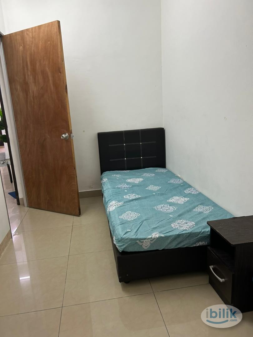 Middle Room at Taman impian Senai, Johor Bahru - Image 1