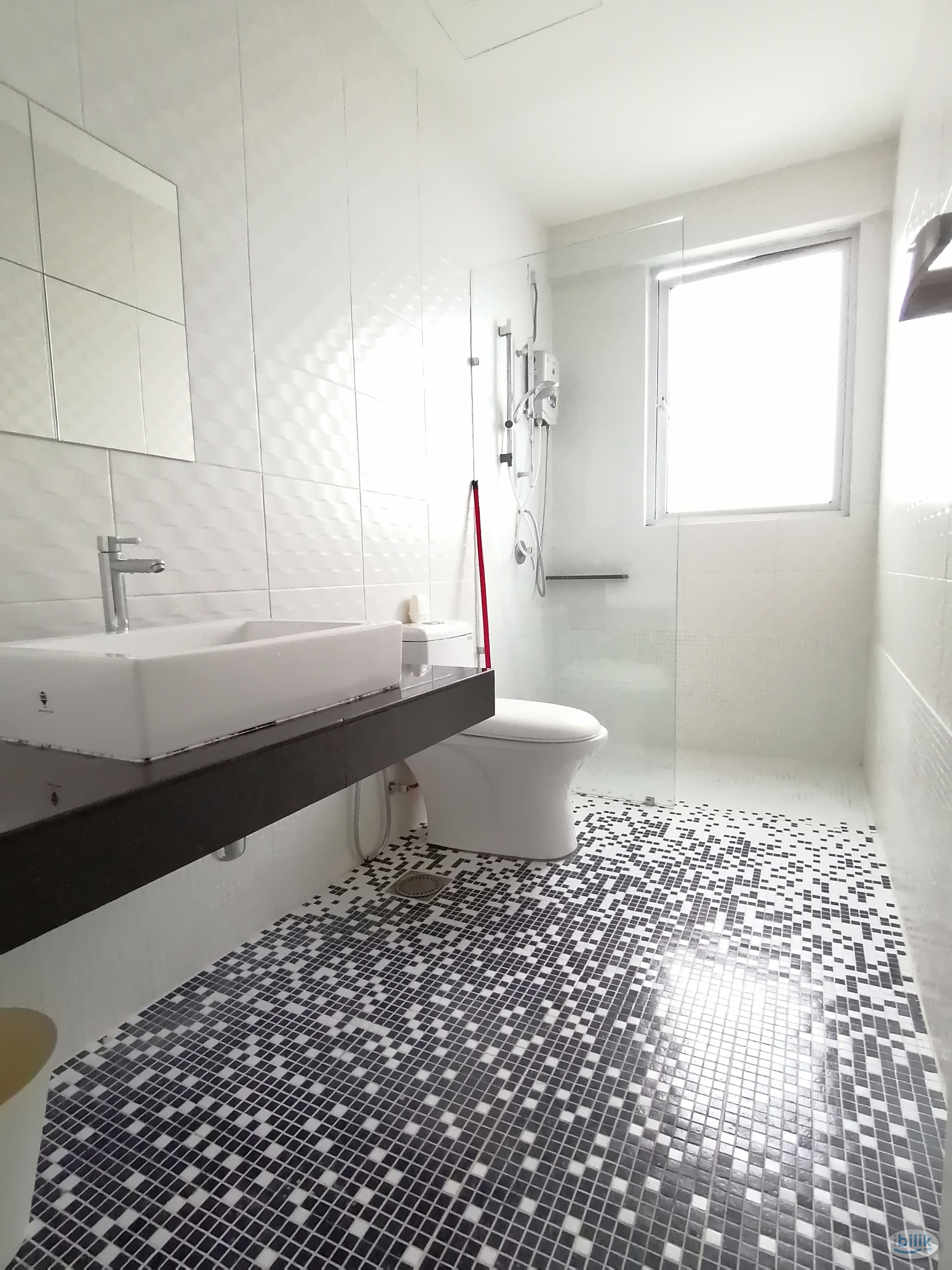 *Female Only* Master Room with Nice Lake View - Image 3