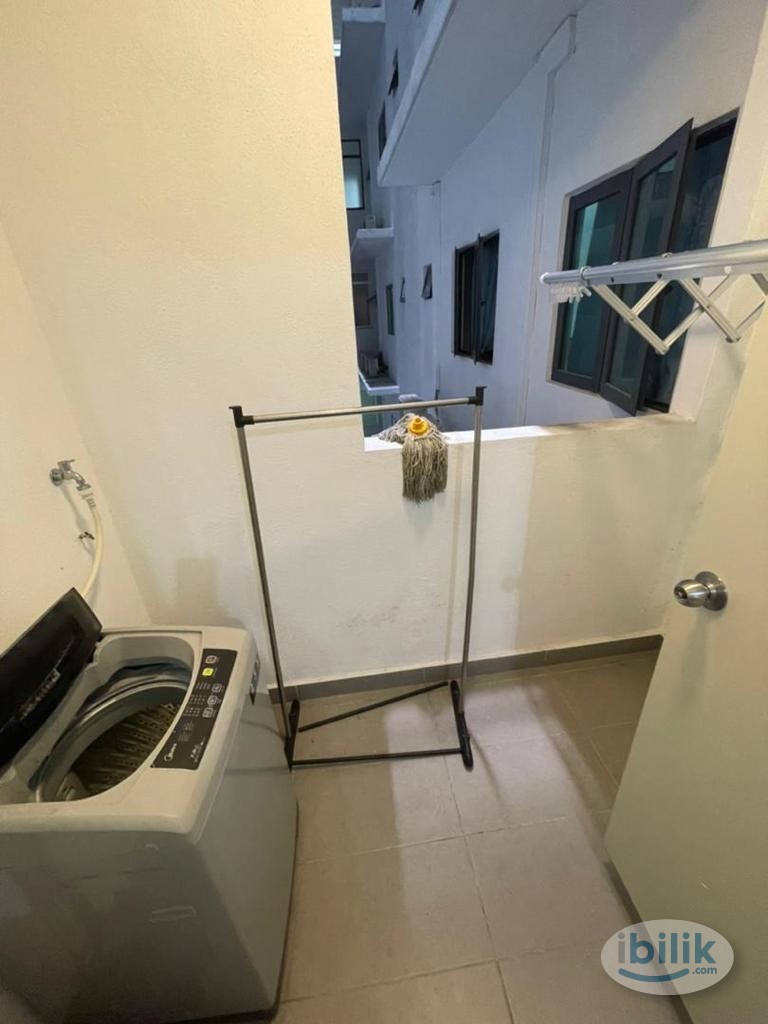 NON PARTITION, FREE WIFI+UTILITIES, Master Room at Parkhill Residence, Bukit Jalil - Image 5