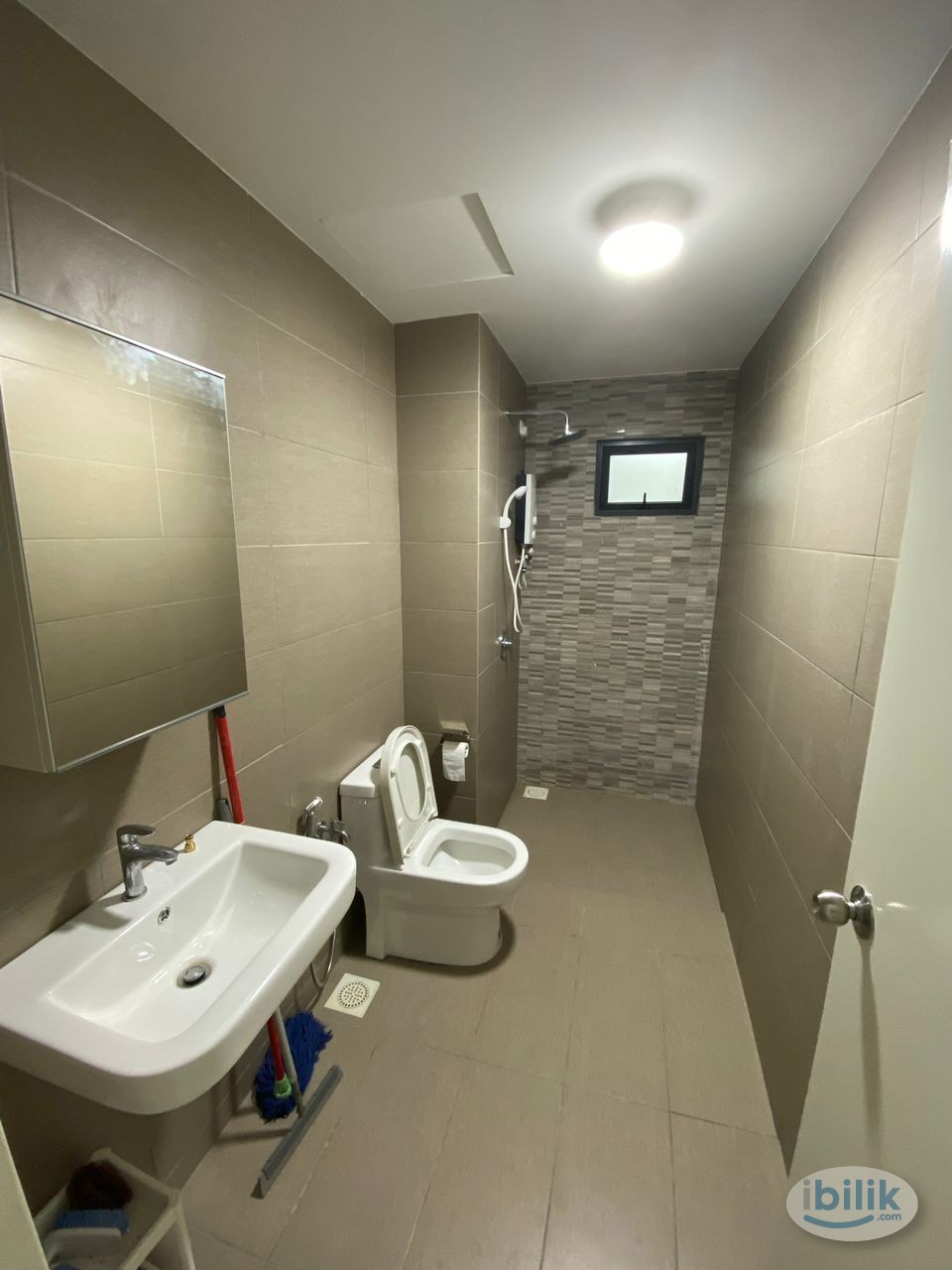 NON PARTITION, FREE WIFI+UTILITIES, Master Room at Parkhill Residence, Bukit Jalil - Image 2