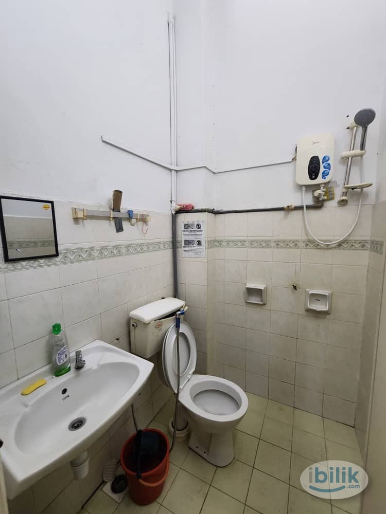 Middle Room Aircond at JALAN BANGAU 5 Puchong - Image 1
