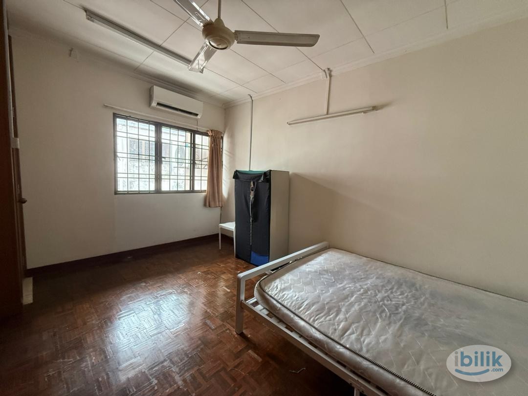 🛏️ Jalan BU 7/2, Bandar Utama – Near MRT Bandar Utama (Medium Room, Attached Shared Bath) - Image 1