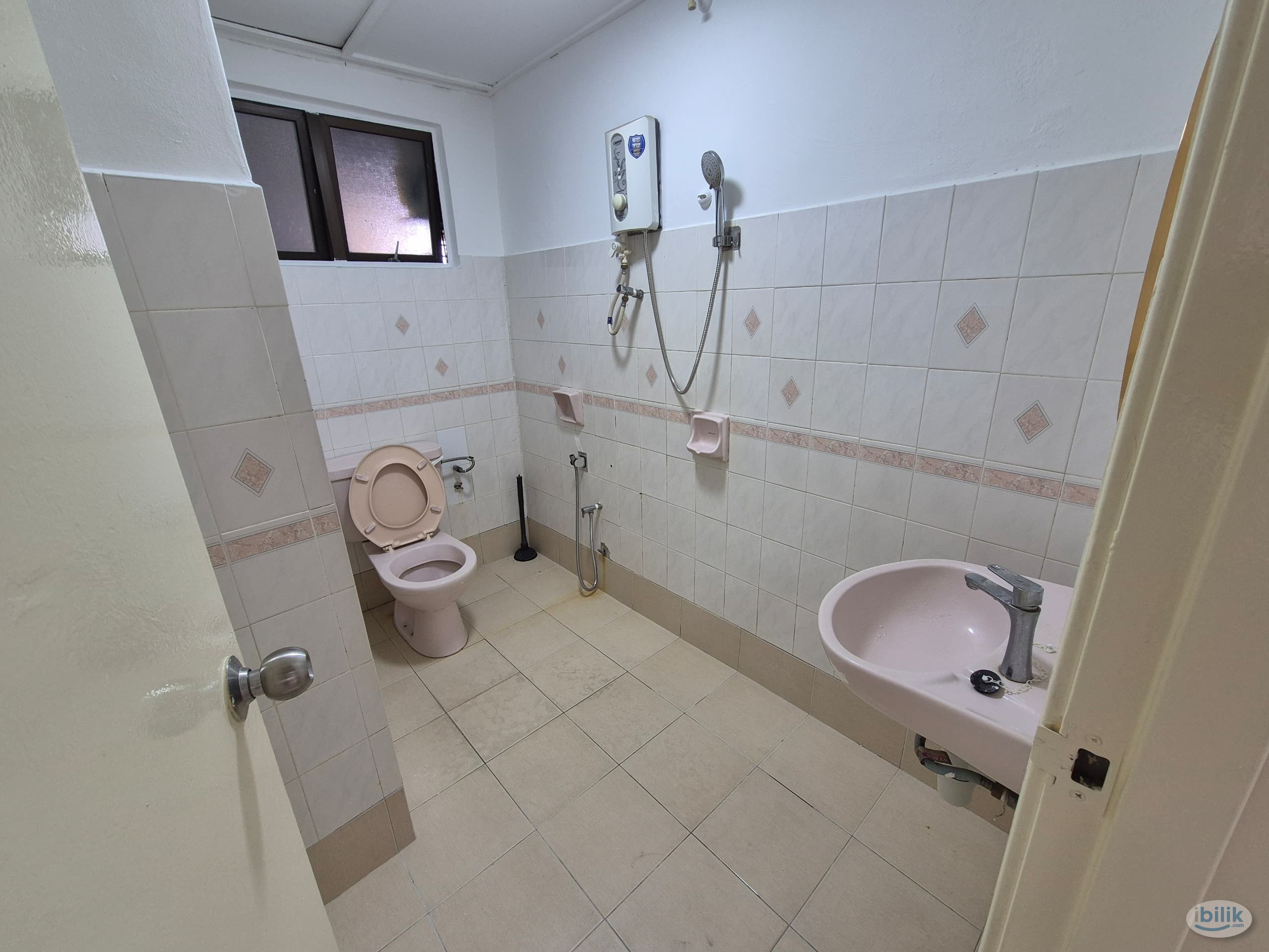 Medium Female Room at Vista Komanwel C, Bukit Jalil - Image 2