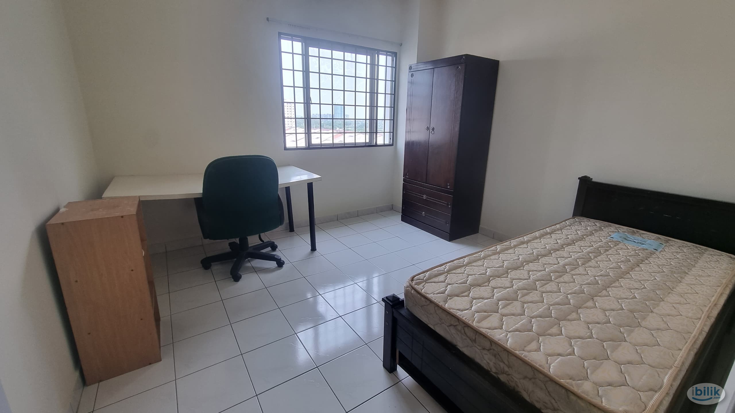 Comfy Middle Room at Ara Damansara, Petaling Jaya - Image 1