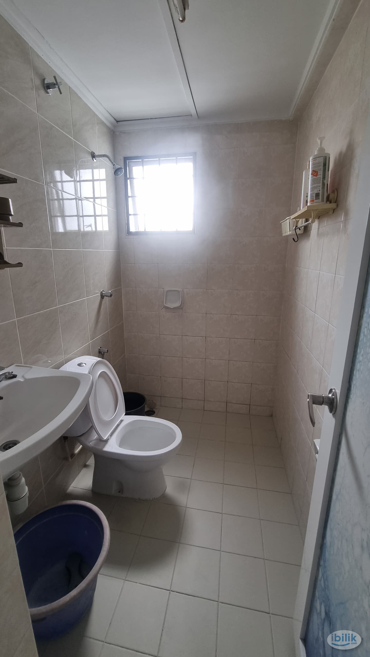 Comfy Middle Room at Ara Damansara, Petaling Jaya - Image 4