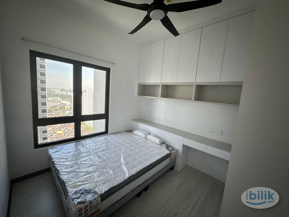 Middle Room at M Oscar Residence, Bandar Baru Sri Petaling - Image 1