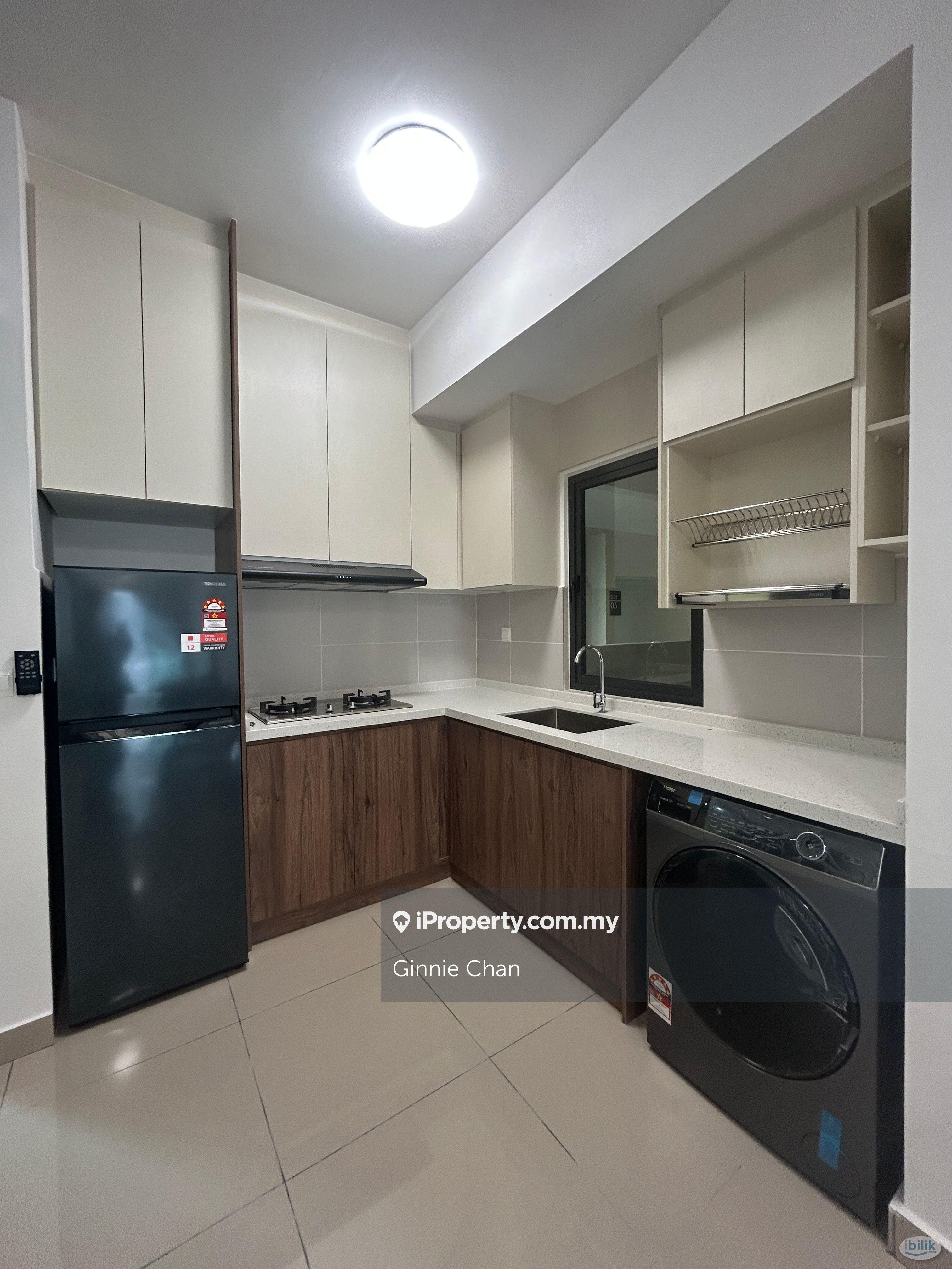 Middle Room at M Oscar Residence, Bandar Baru Sri Petaling - Image 5