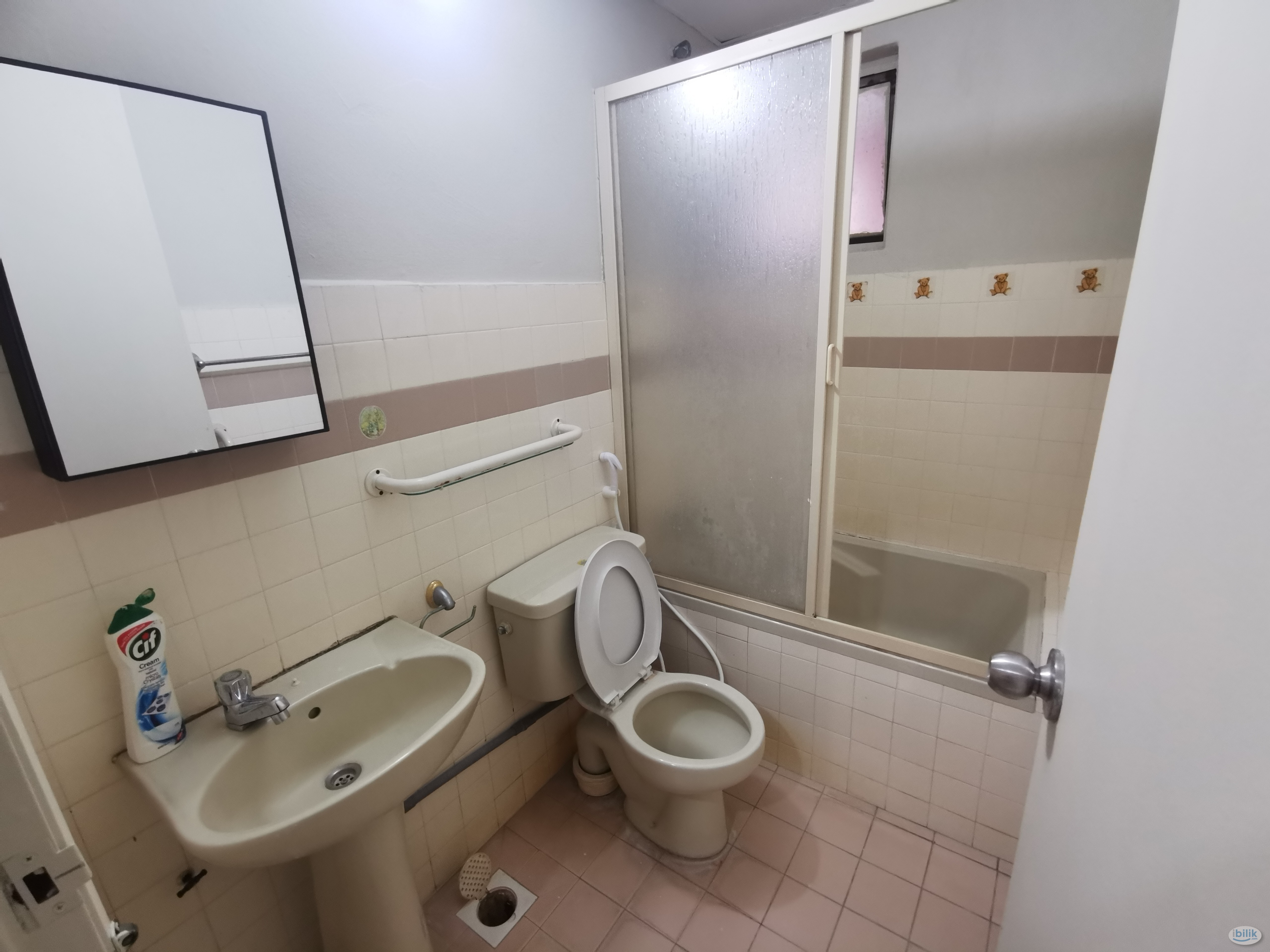 Single Room at Indah Villa, Bandar Sunway - Image 2