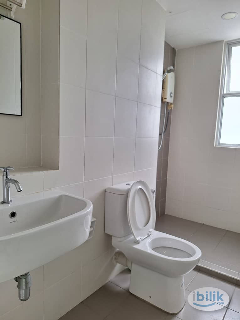 Master Room at Elit Heights, Bayan Baru - Image 2
