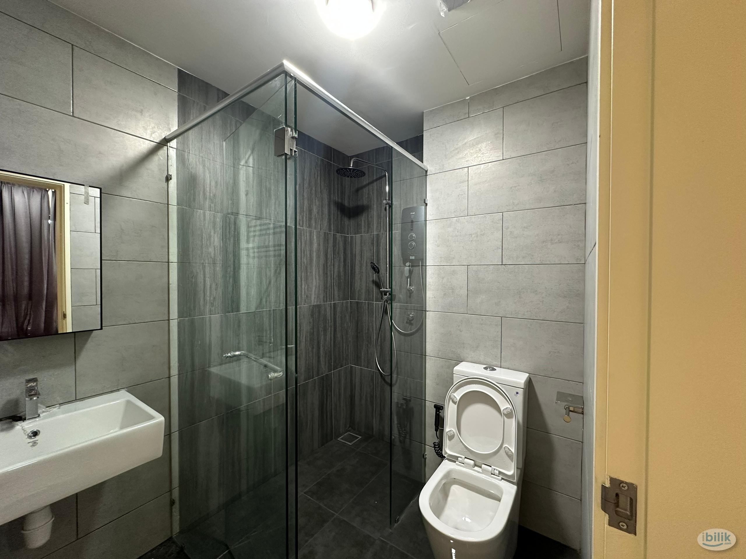 Master Room at Meta Residences Putra Permai, Seri Kembangan - Image 4
