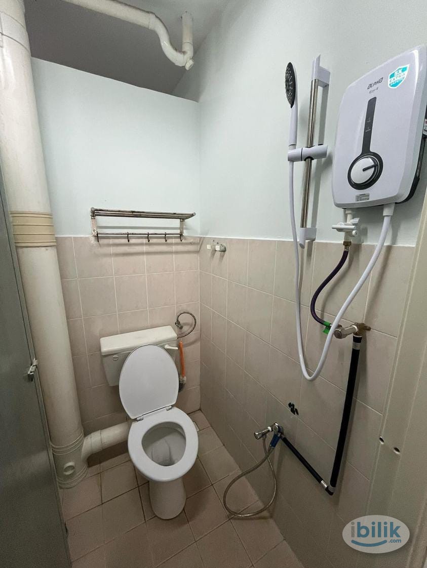 Middle Room For Rent in Georgetown - Image 5