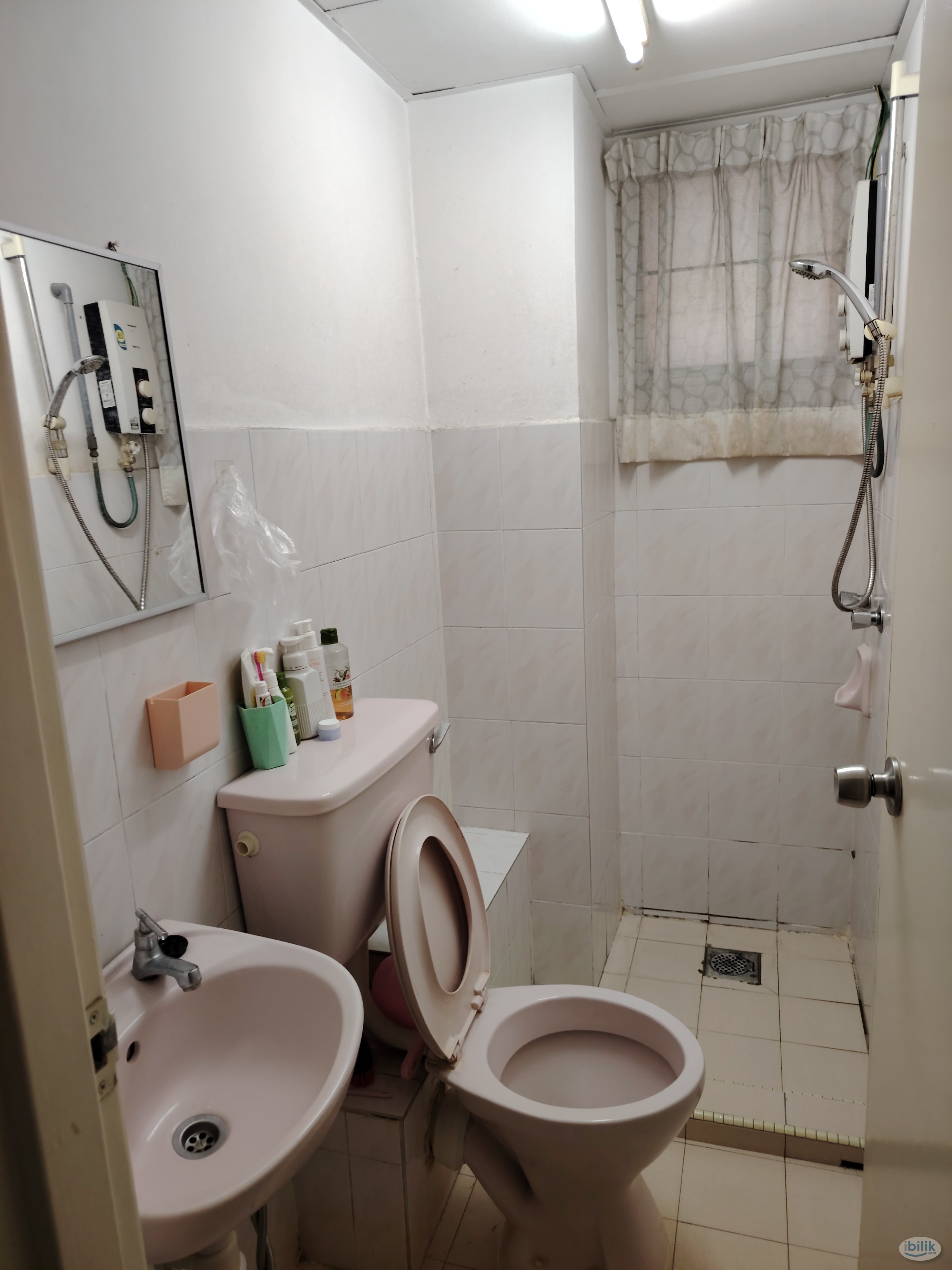 Fully Furnished Middle Room for Rent - Image 4