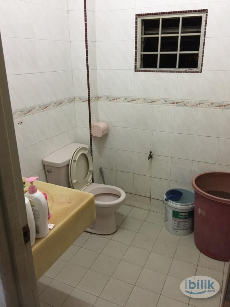 Middle Room at Section 14, Petaling Jaya - Image 1