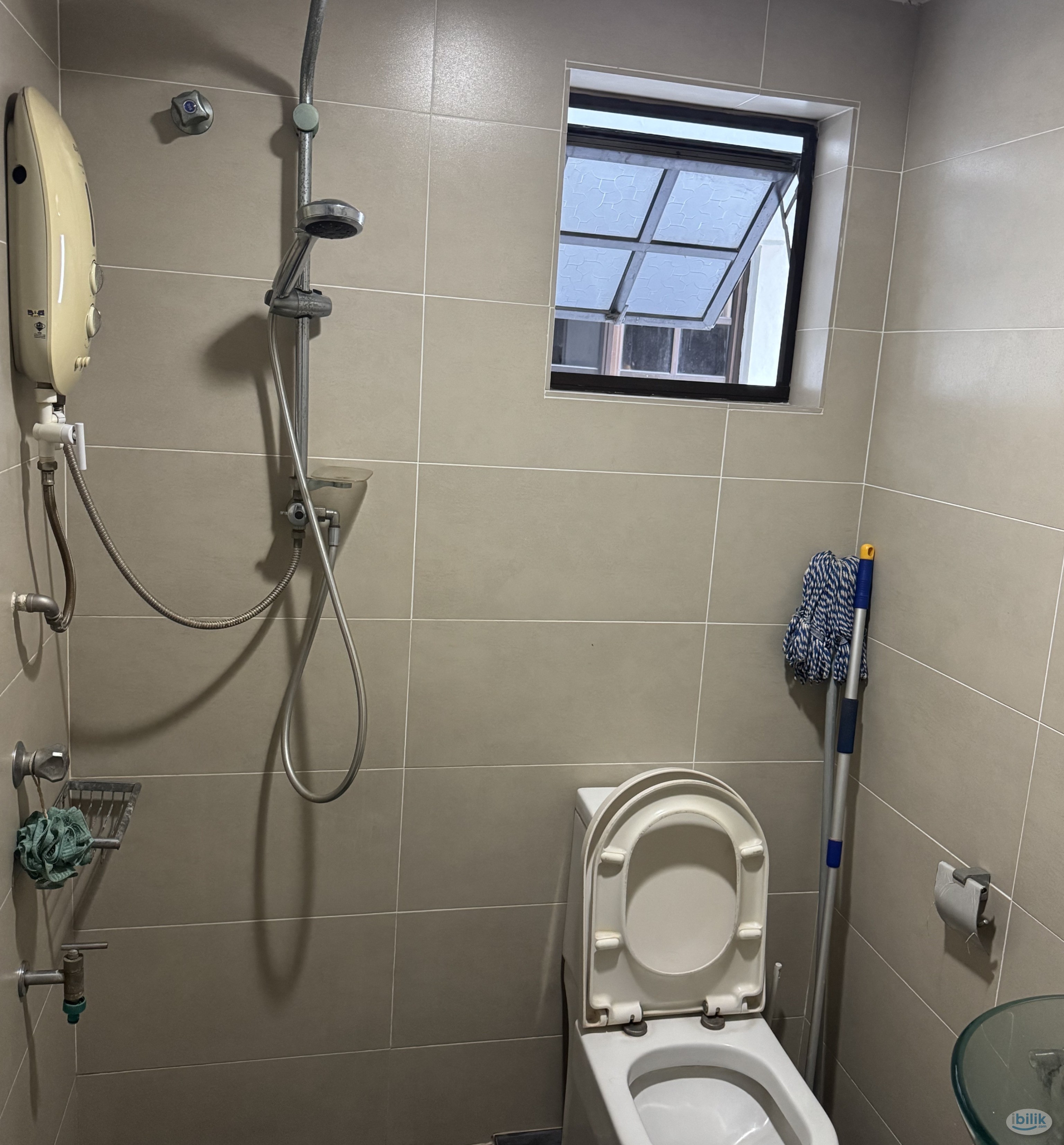 Middle room with covered car park condo near mid valley - Image 2