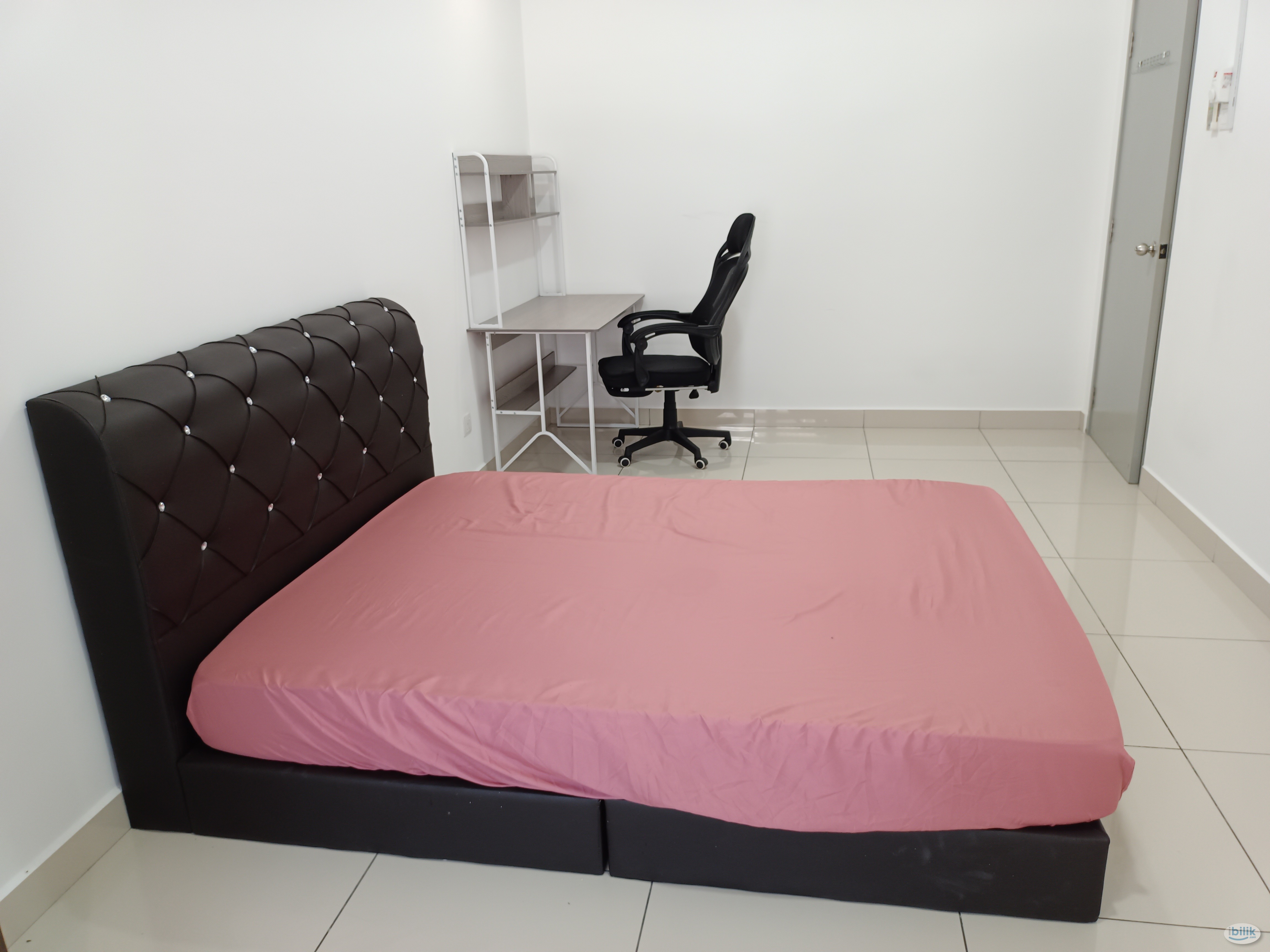 Medium Room have Fully Furniture & Included Utility & Unifi for Rent in Bandar Botanic Gated Guarded House - Image 3