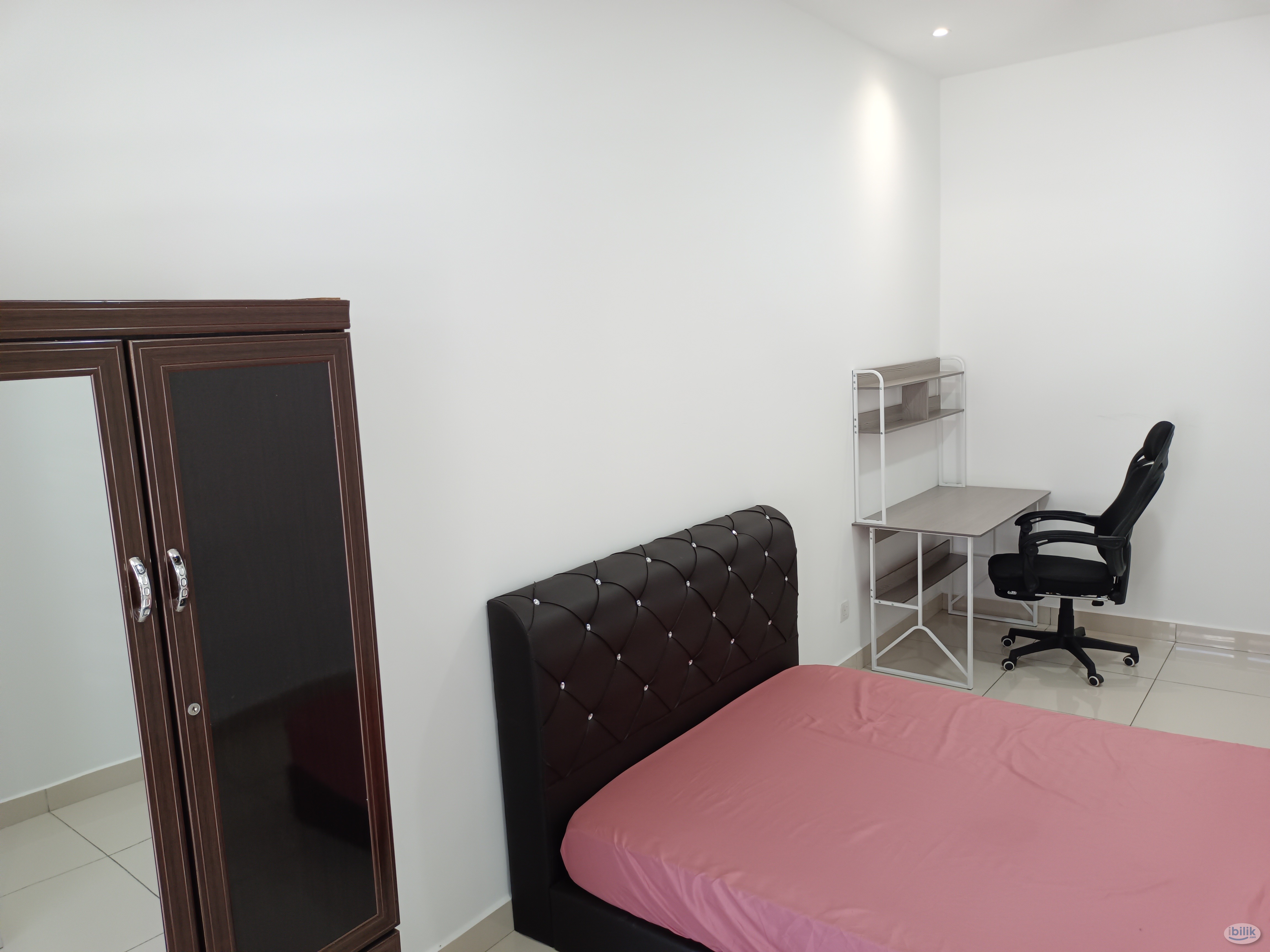 Medium Room have Fully Furniture & Included Utility & Unifi for Rent in Bandar Botanic Gated Guarded House - Image 4