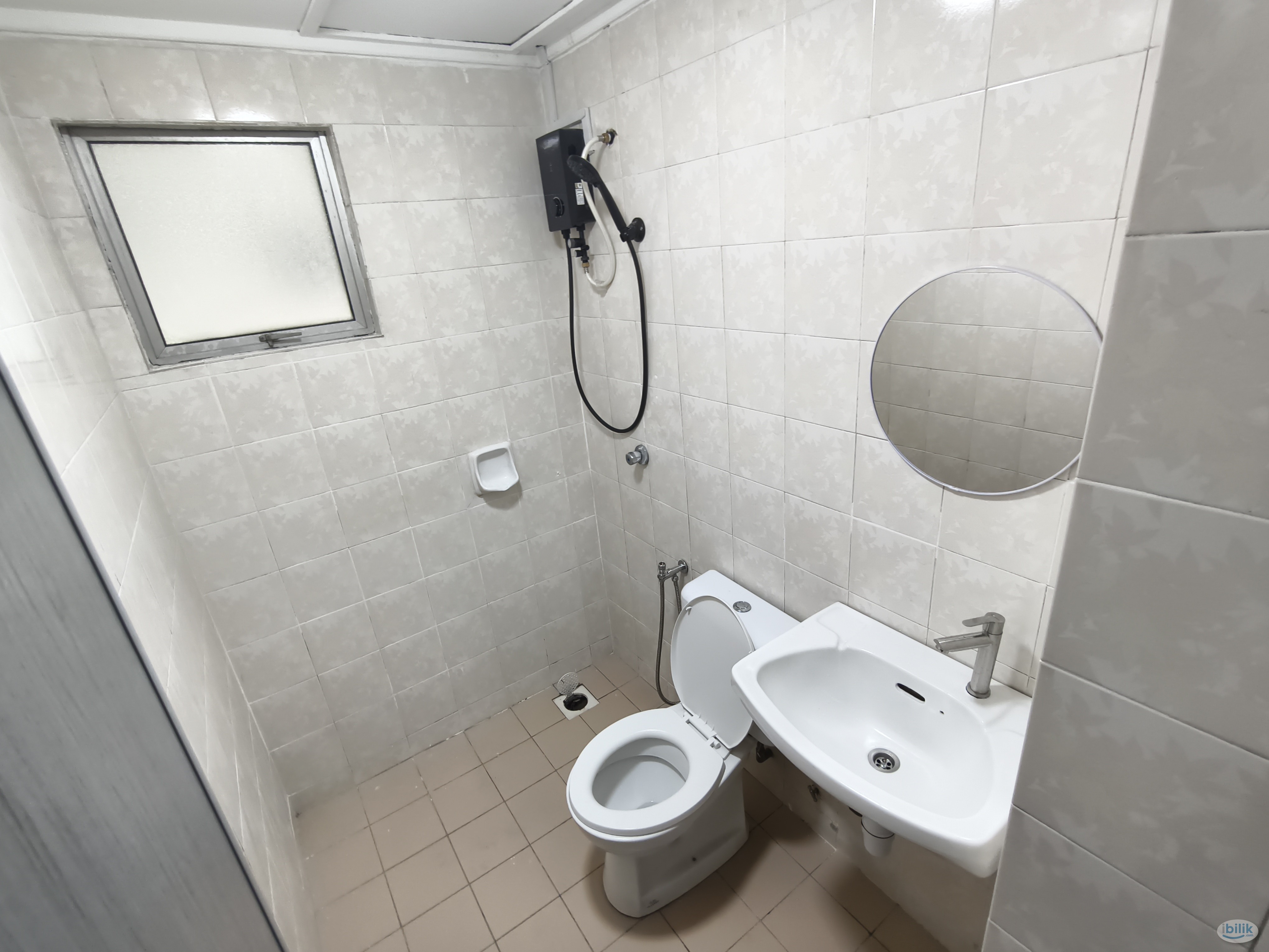 Middle Room at D'Aman Crimson, Ara Damansara - Image 3