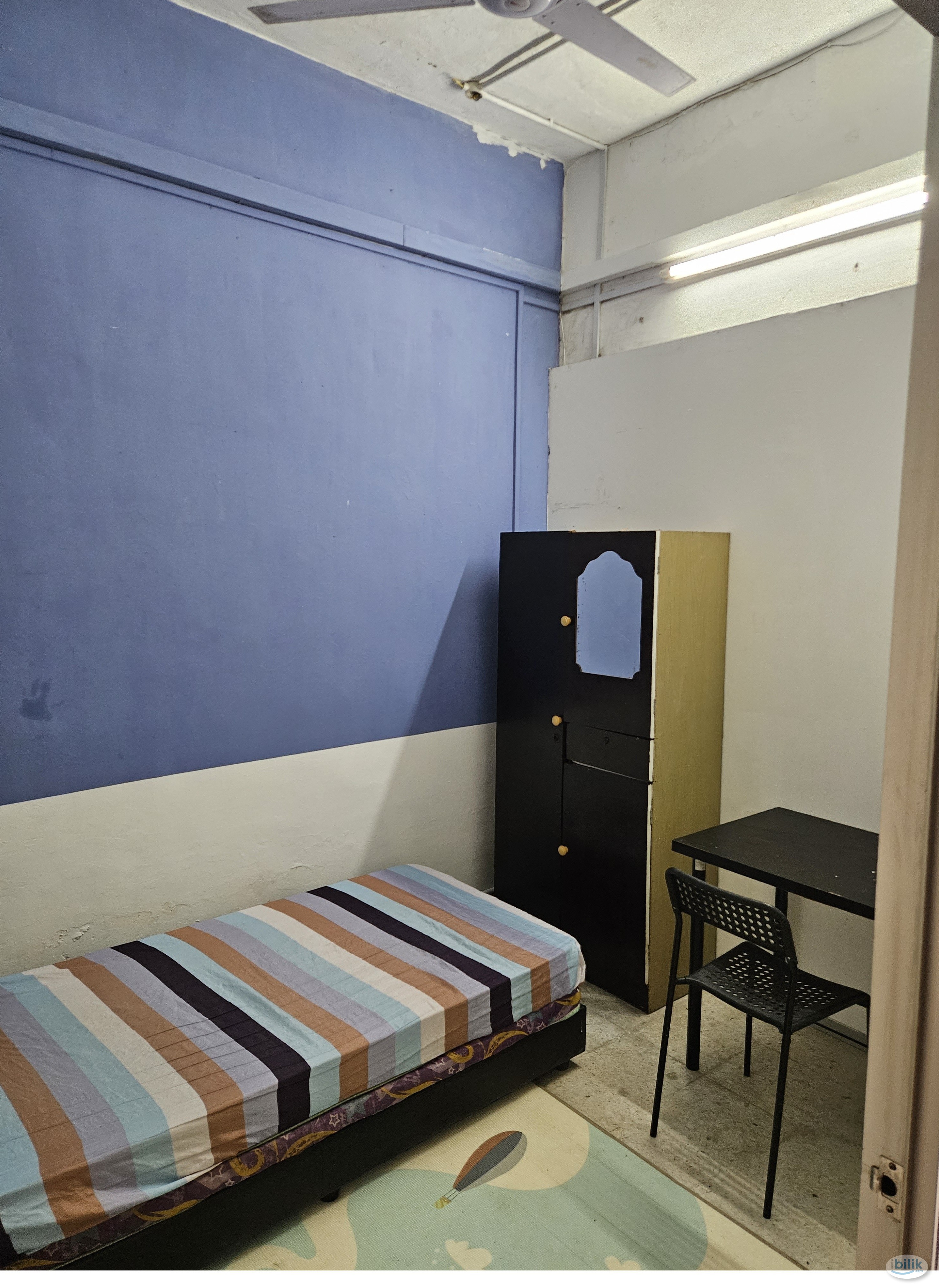 Room with carpark - Image 1