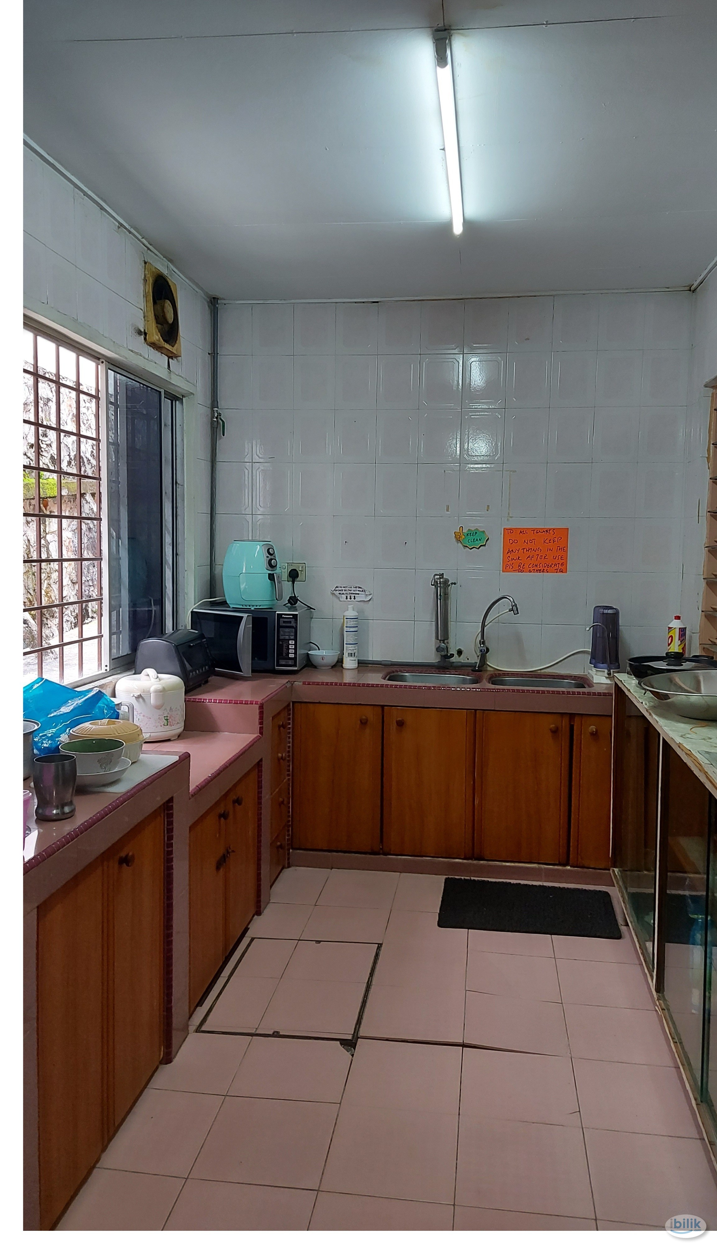 Room with carpark - Image 2