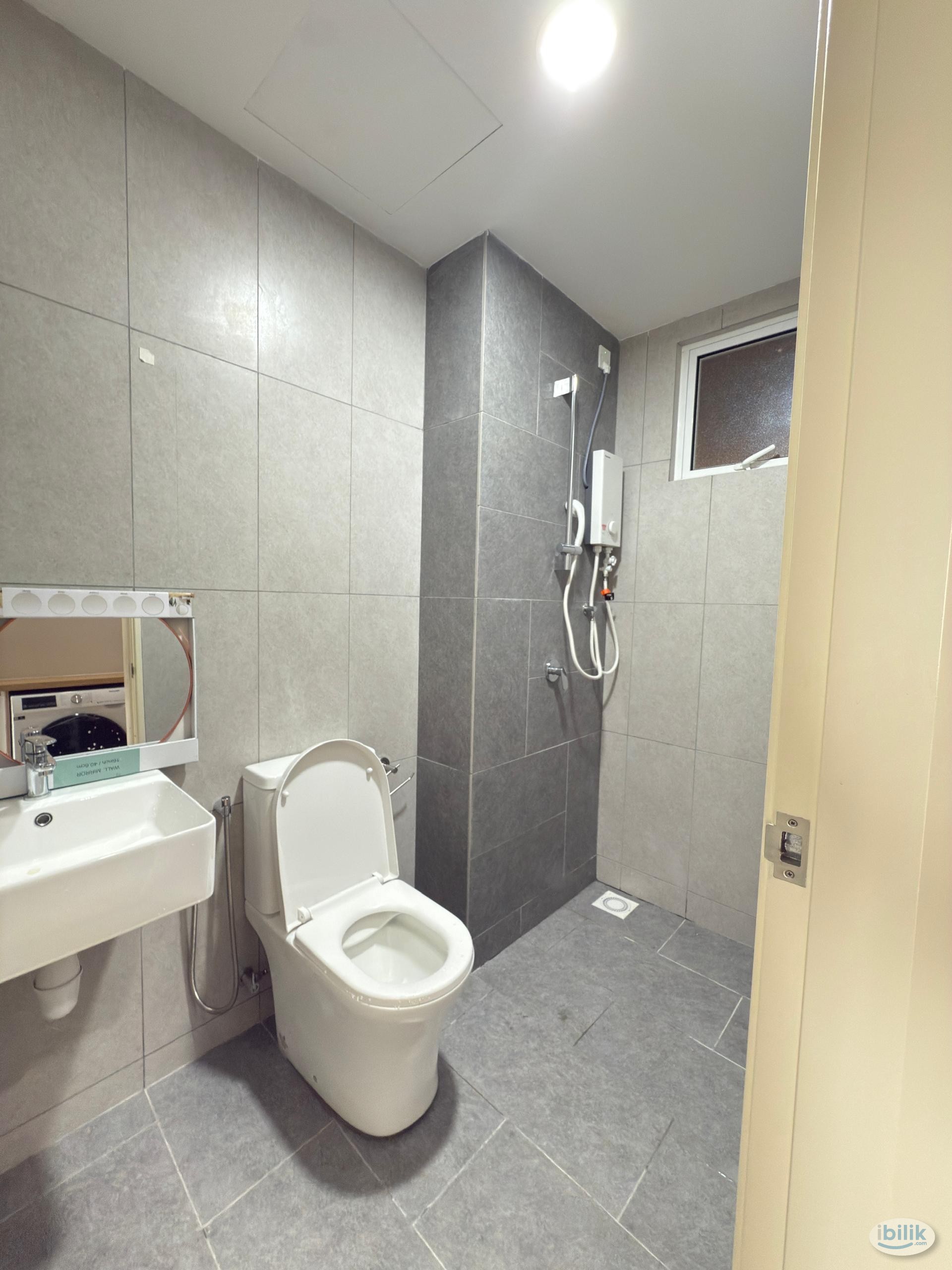 Middle Room at Meta Residences Putra Permai, Seri Kembangan - Image 4
