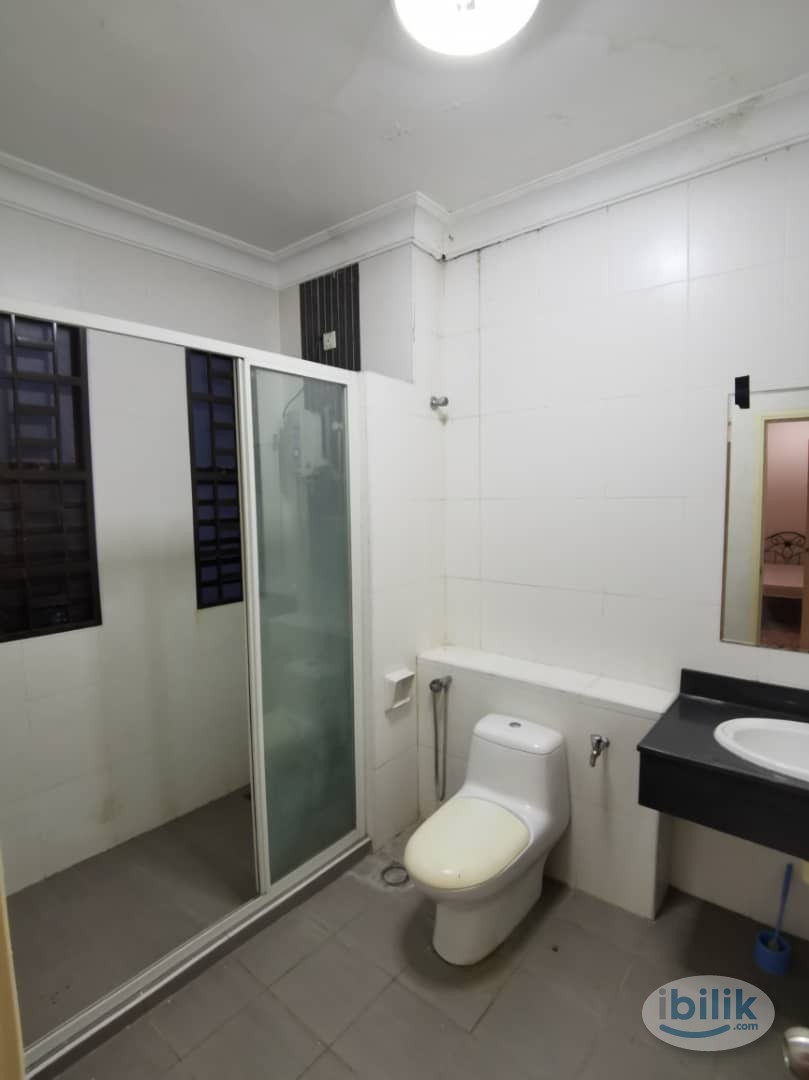 Middle Room at Putra Avenue, Putra Heights - Image 1