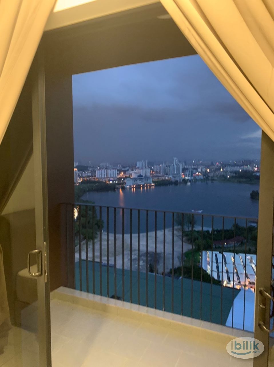 Balcony air cond Middle Room at Astetica Residences, Seri Kembangan, walking distance to KTM & the Mines Mall , 5 min to - Image 2