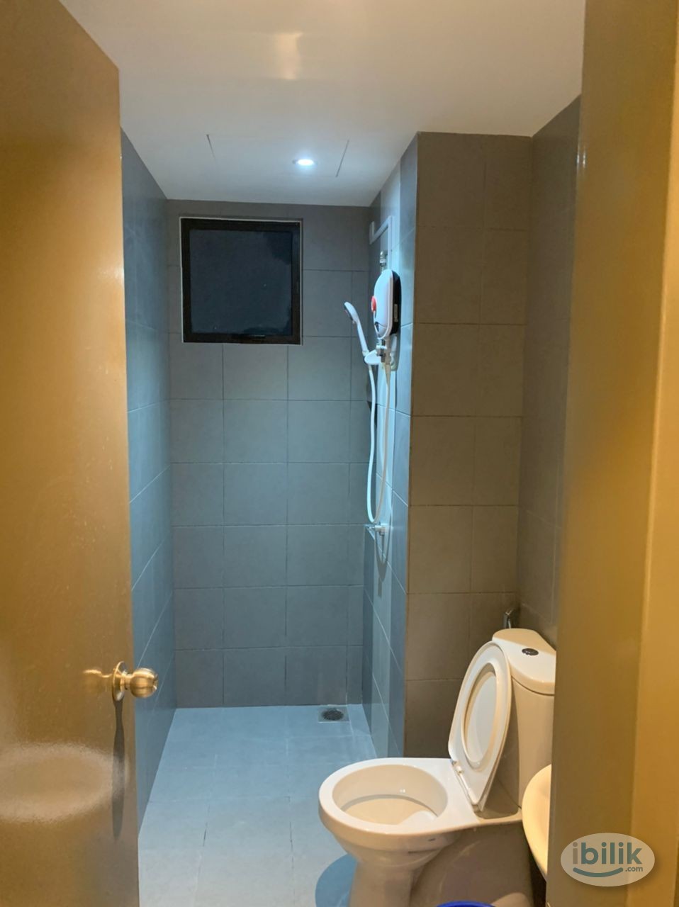 Balcony air cond Middle Room at Astetica Residences, Seri Kembangan, walking distance to KTM & the Mines Mall , 5 min to - Image 5