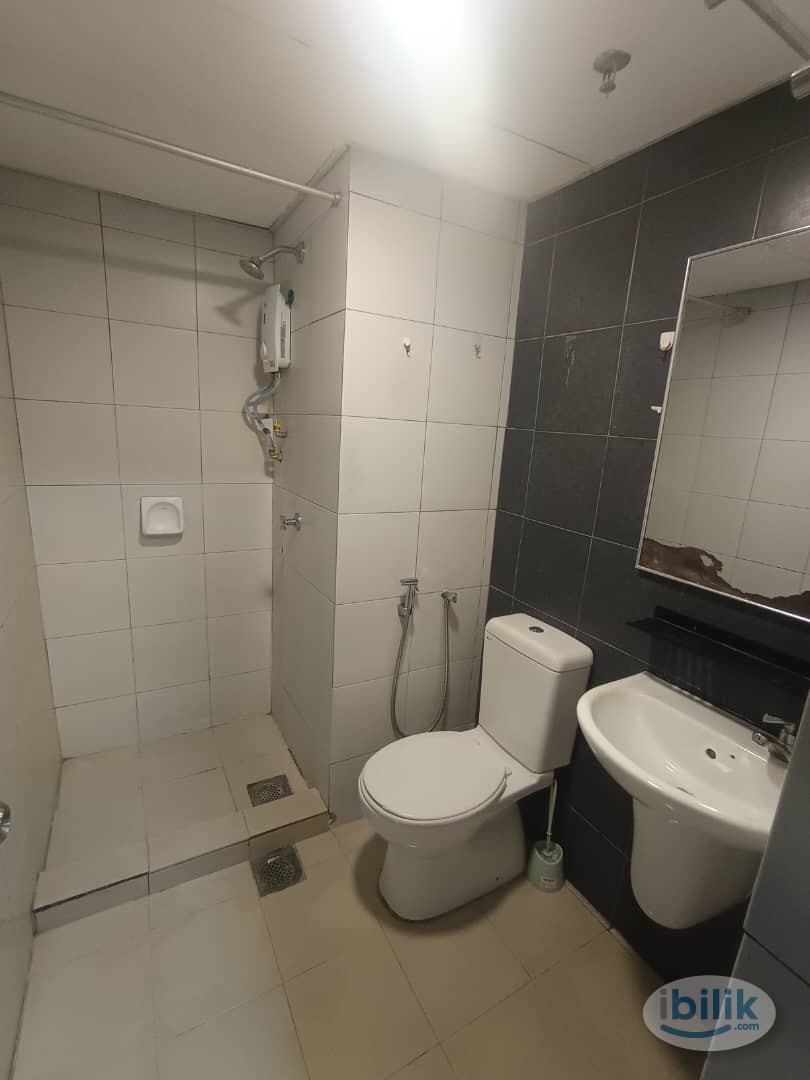🔥💯MASTER BEDROOM💯PRIVATE BATHROOM🔥💯 5 MIN WALK TO CIQ🔥💯GROCERY SHOP AND RESTAURANT NEARBY🔥💯LAUNDRY AREA PROVIDED🔥💯 - Image 5