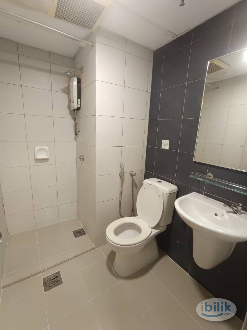🔥💯MASTER BEDROOM🔥💯PRIVATE TOILET🔥💯5 MIN WALK TO CIQ🔥💯GROCERY SHOP AND RESTAURANT NEARBY🔥💯LAUNDRY AREA PROVIDED🔥💯 - Image 3