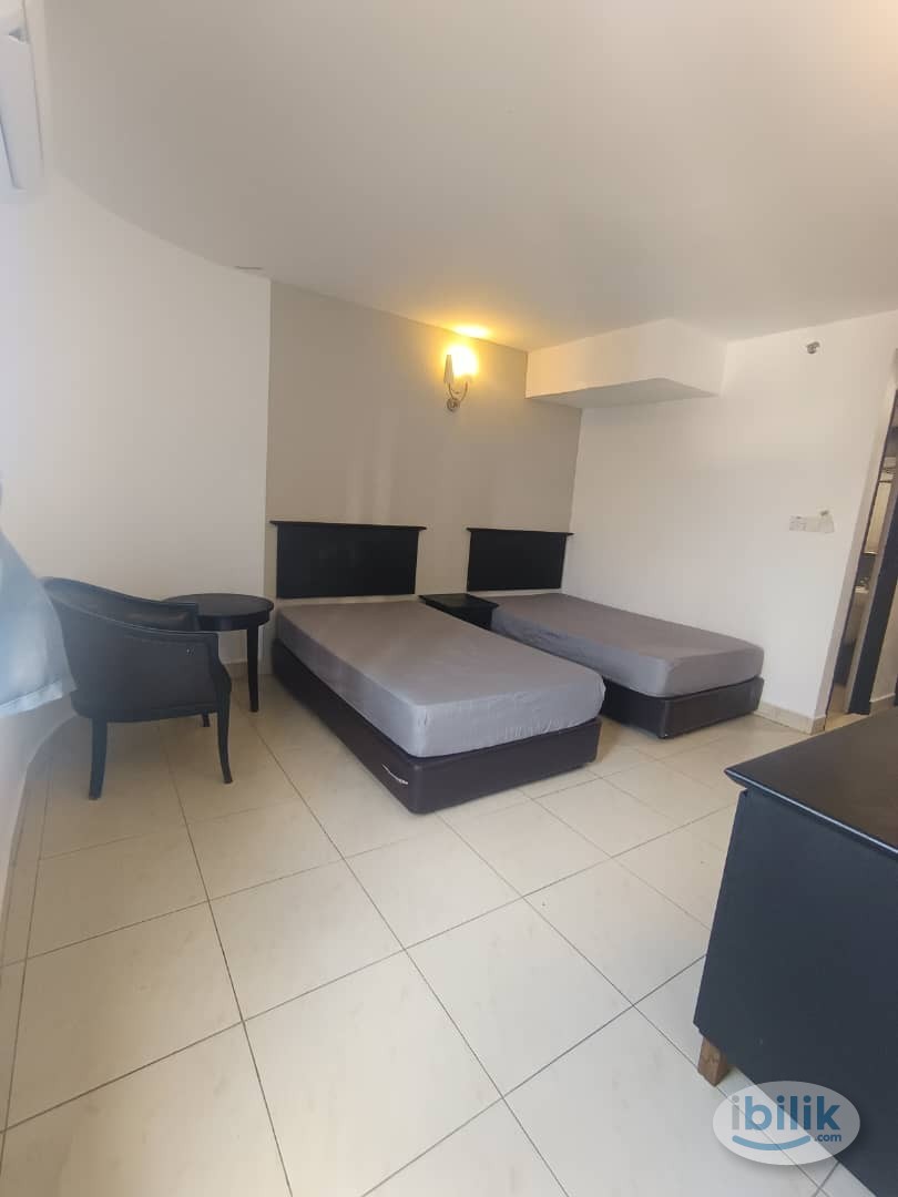 🔥💯MASTER BEDROOM🔥💯PRIVATE TOILET🔥💯 5 MIN WALK TO CIQ,🔥💯GROCERY SHOP AND RESTAURANTS NEARBY🔥💯LAUNDRY AREA PROVIDED🔥💯 - Image 3
