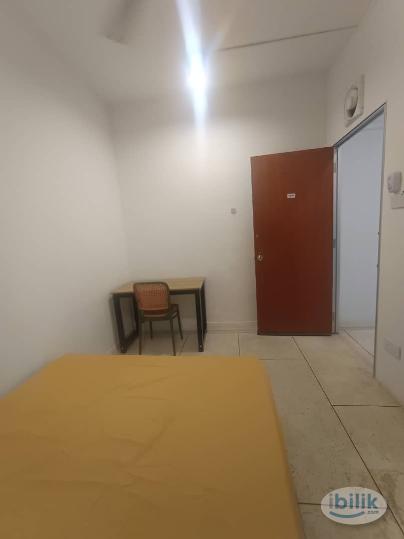 🔥💯SINGLE BEDROOM WITH AIRCOND🔥💯7 MIN WALK TO CIQ🔥💯GROCERY SHOP AND RESTAURANTS NEARBY🔥💯LAUNDRY AREA PROVIDED🔥💯 - Image 4