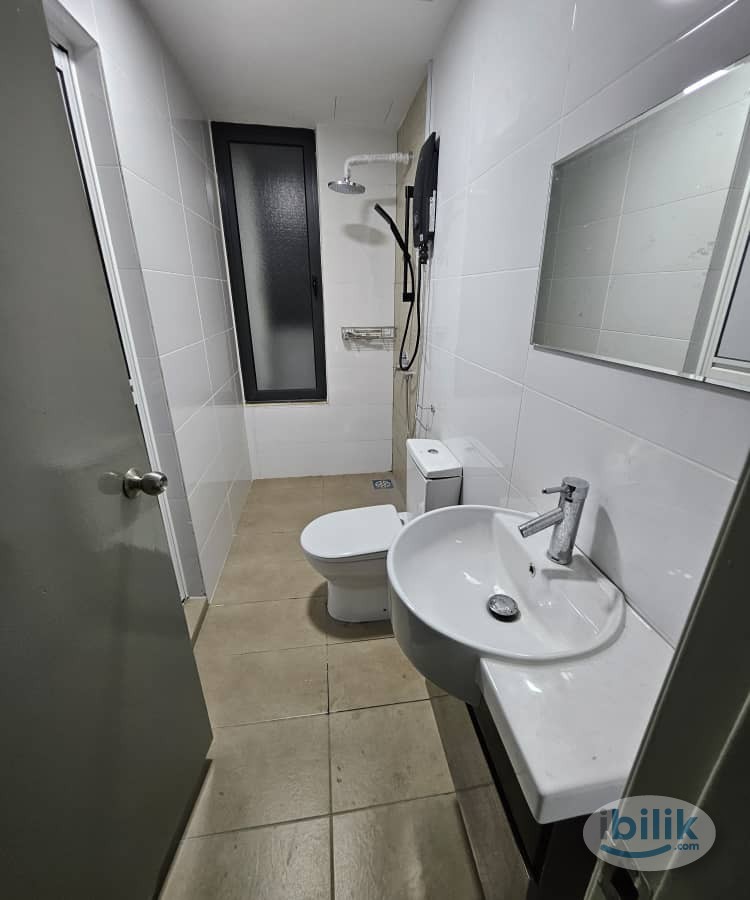 Middle Room at SkyVille 8, Old Klang Road - Image 3