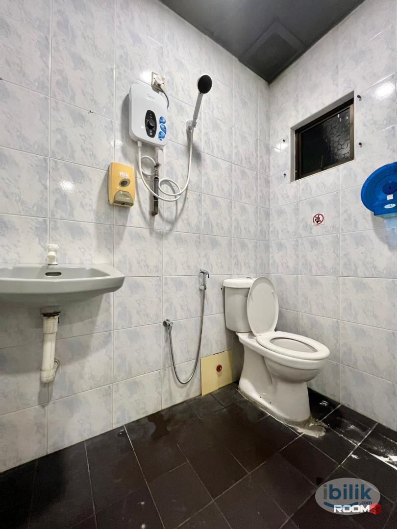 😍 Prime location near HSI & Tebrau hotspots – Stylish rooms, great amenities. Ready for you now! 🚪✨ - Image 4