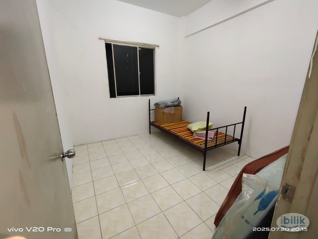 middle room with fan - Image 1