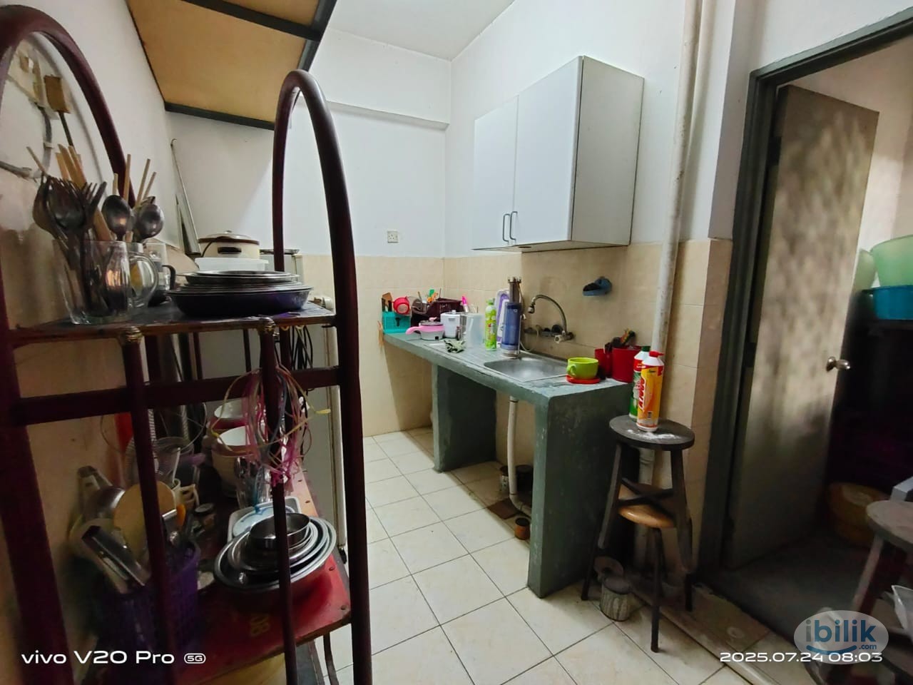 middle room with fan - Image 3
