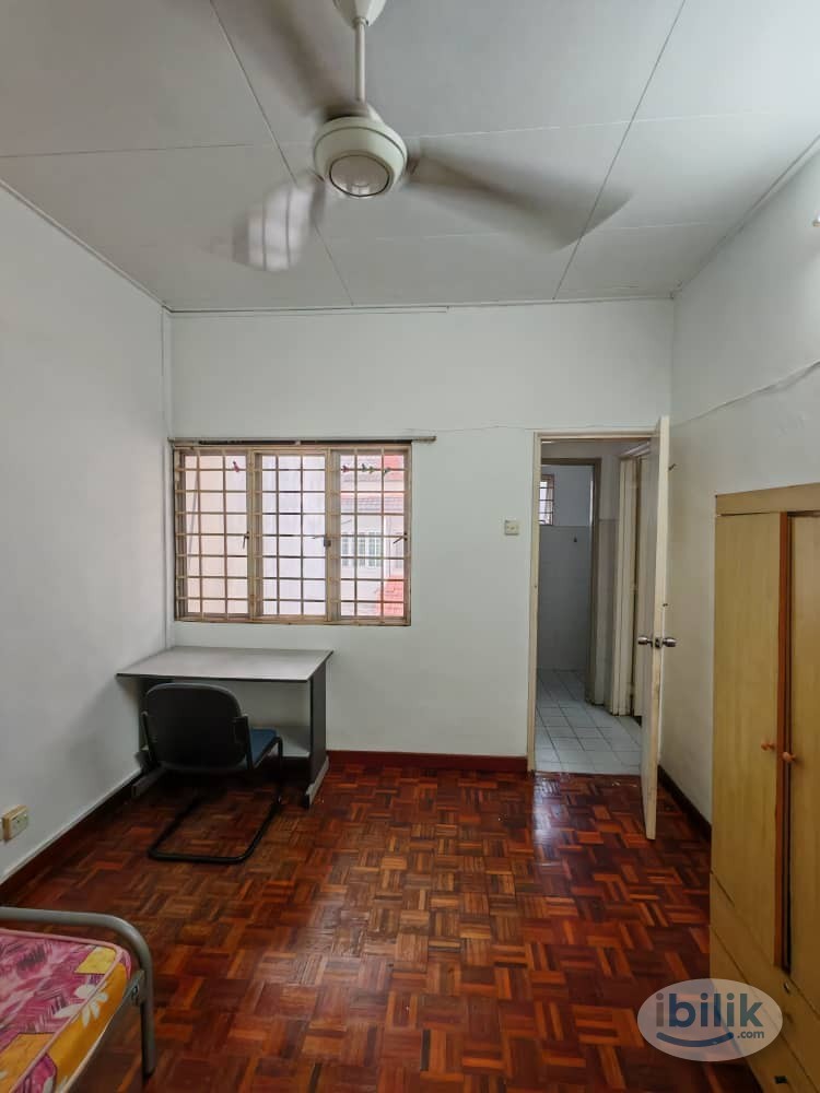 Middle Room at Bandar Utama BU1, Petaling Jaya - Image 1