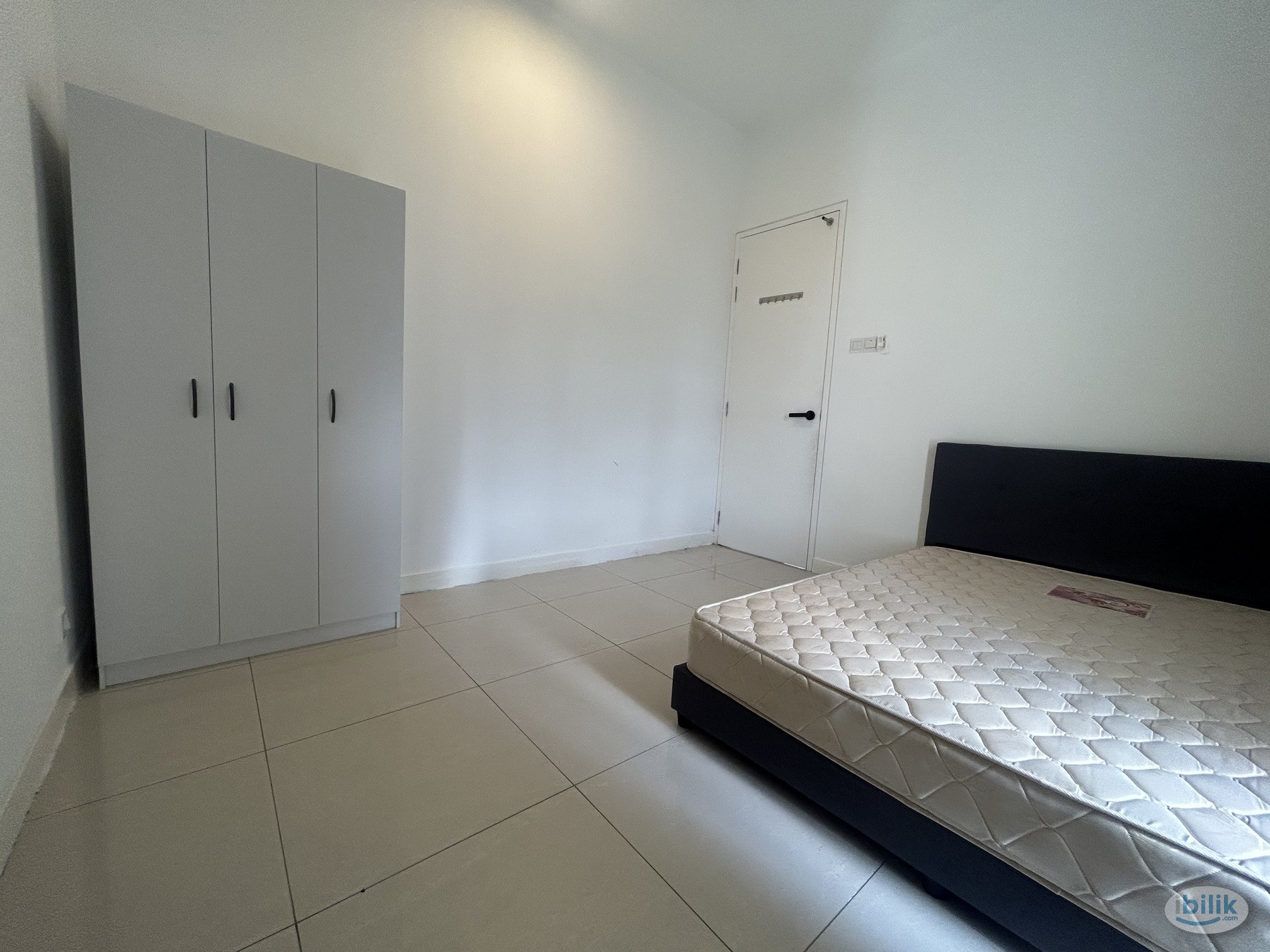 MIDDLE ROOM FOR RENT - Image 2