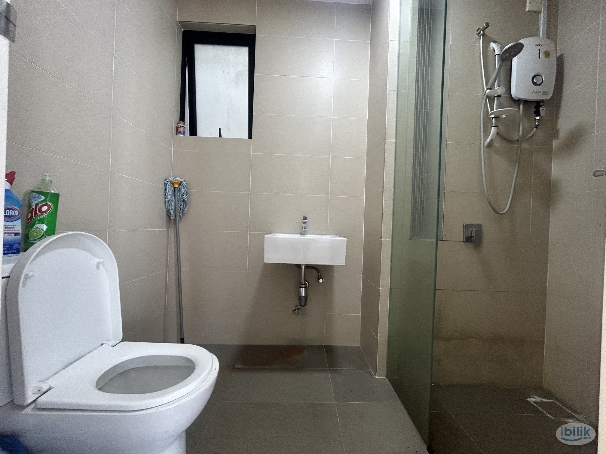 MIDDLE ROOM FOR RENT - Image 4