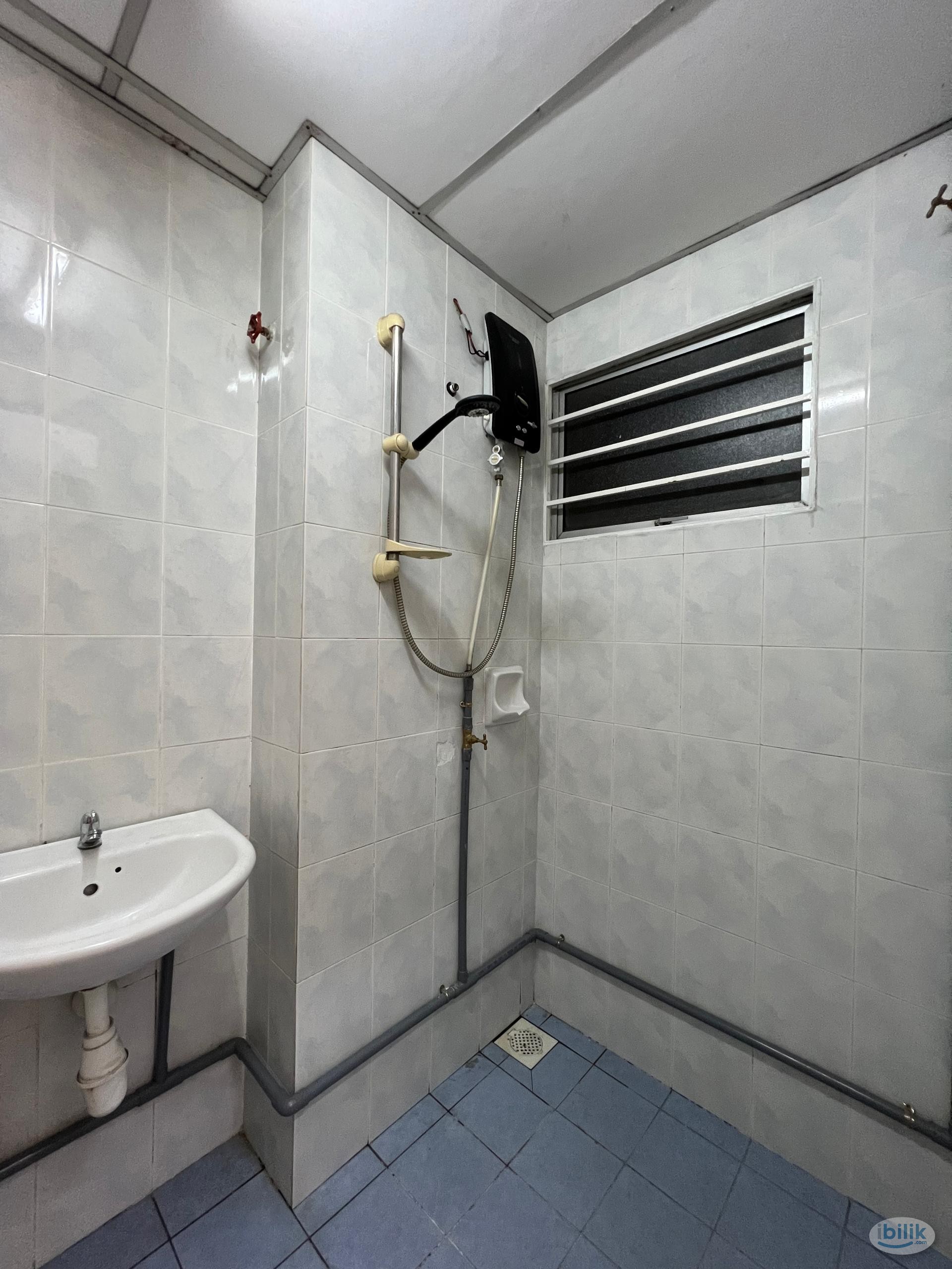 🏠Wangsa Metroview Townvilla 🛌Spacious Medium Room #R2 | 💡All-Inclusive | 🚉Walk to LRT/TARC Shuttle - Image 1