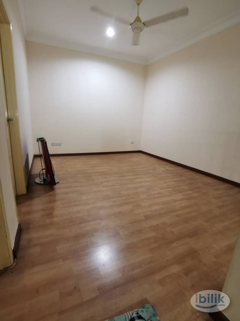 Middle room at Putra Avenue, Putra Heights - Image 2