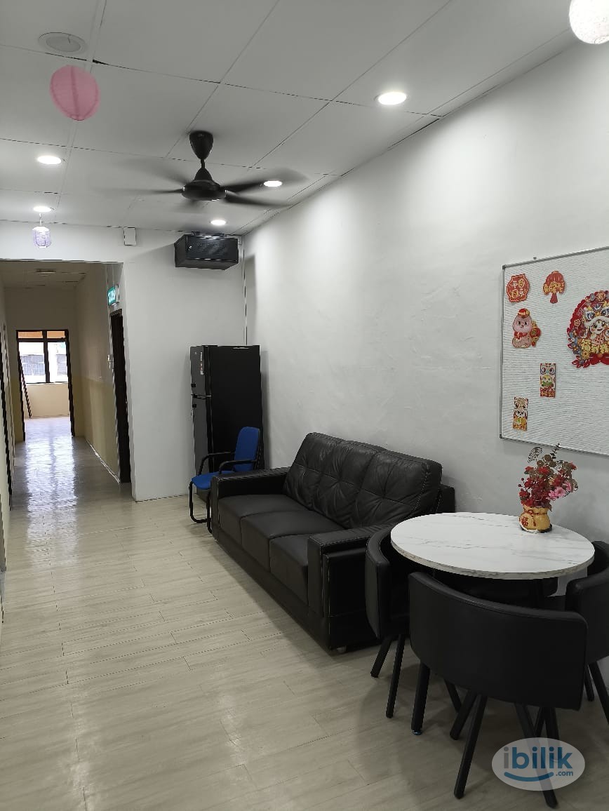 Middle Room at Taman Ungku Tun Aminah, Johor Bahru - Image 2