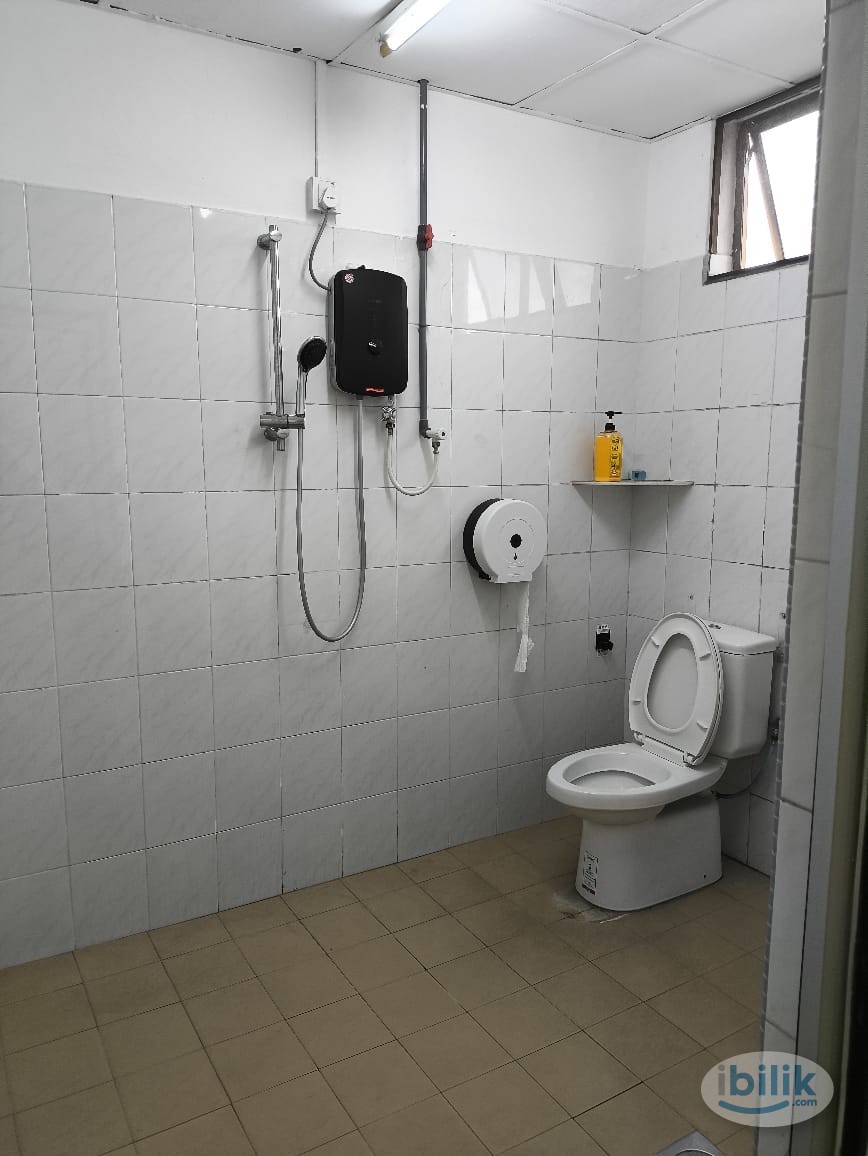 Middle Room at Taman Ungku Tun Aminah, Johor Bahru - Image 3