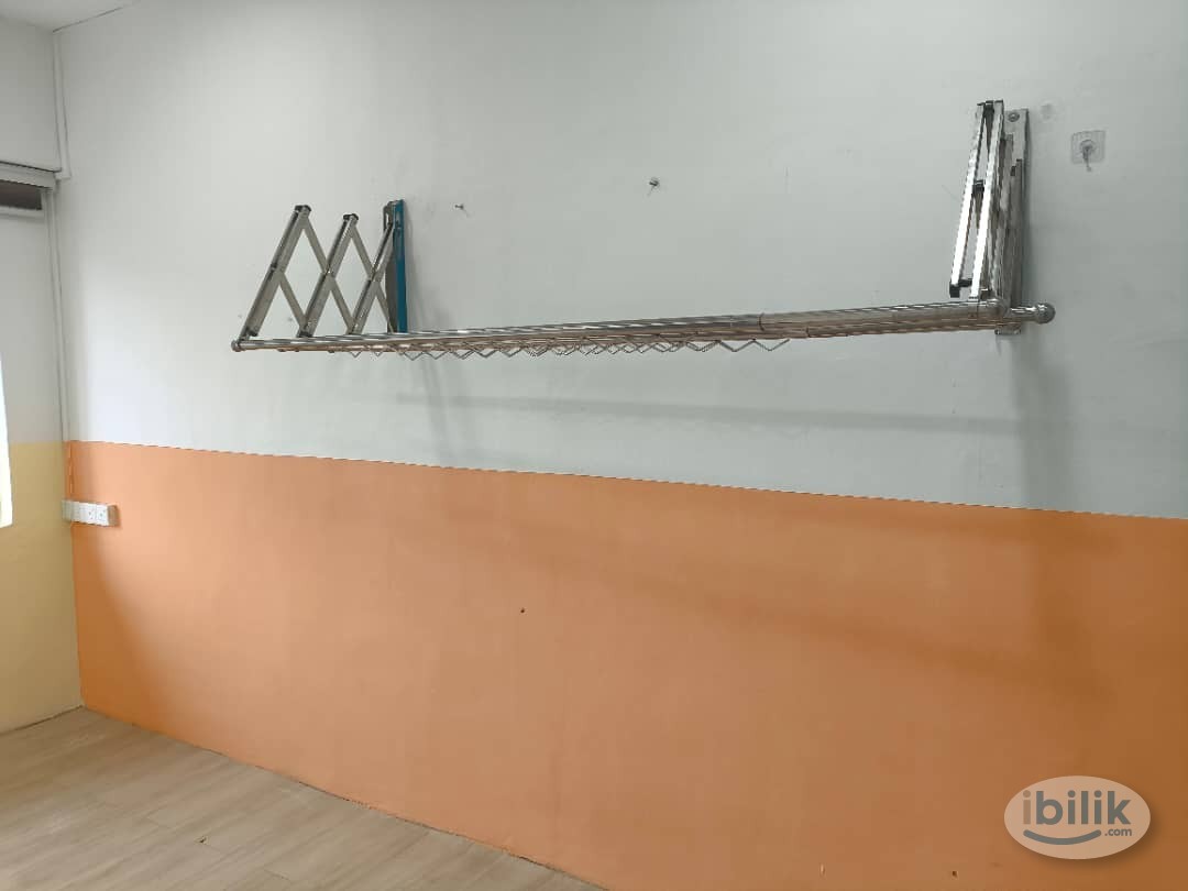 Middle Room at Taman Ungku Tun Aminah, Johor Bahru - Image 5