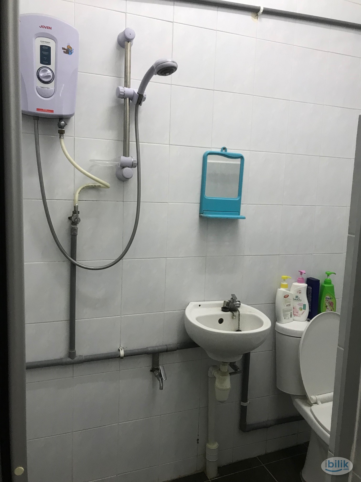 MIDDLE ROOM - Image 1