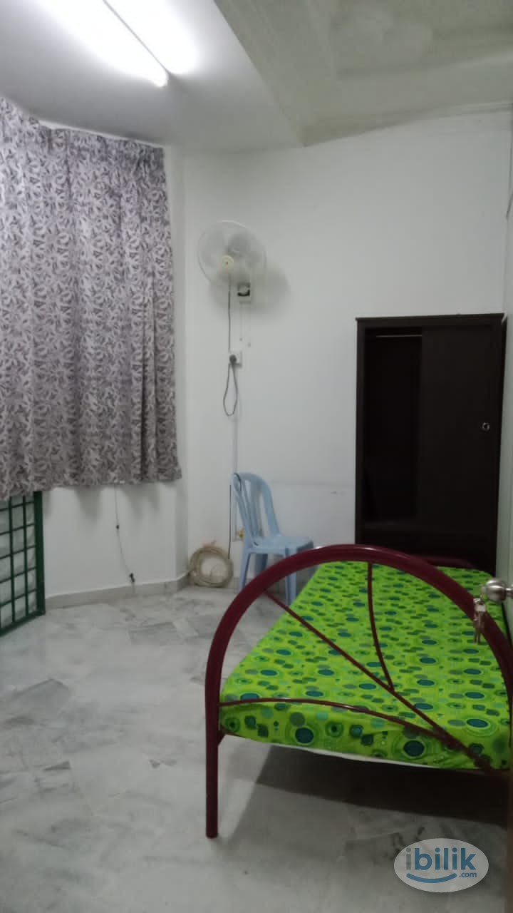 MIDDLE ROOM - Image 1
