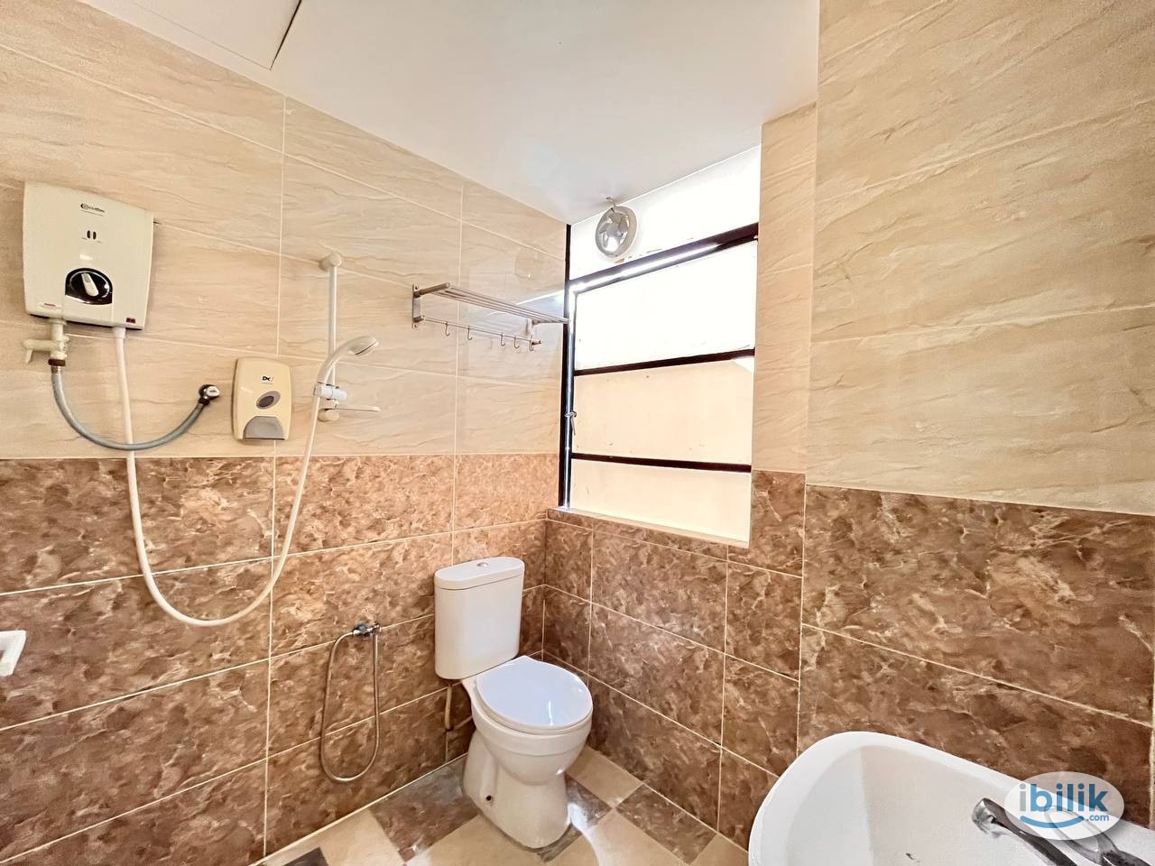 Middle Room at Hotel Q Inn - Image 3