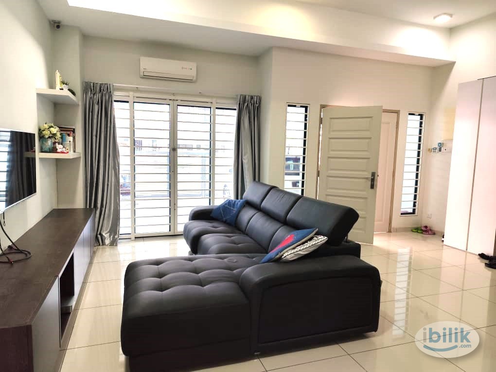 Master bed room with balcony, Bayan Lepas, Penang - Image 3