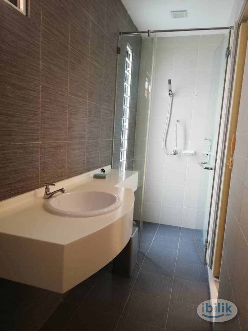 Master bed room with balcony, Bayan Lepas, Penang - Image 5