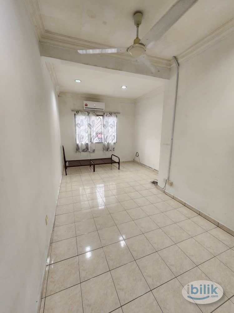Middle Room at Pusat Bandar Puchong, Puchong - Image 1